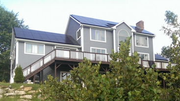 미국 뉴햄프셔(New Hampshire)주 주택에 설치된 한화큐셀 태양광 모듈. ⓒ한화솔루션