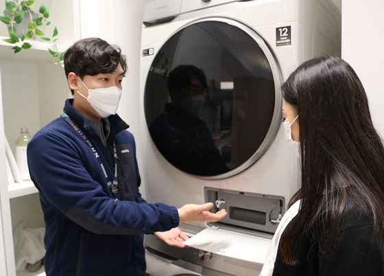 삼성전자서비스 수리 엔지니어가 건조기 사용법을 설명하는 모습이다.ⓒ삼성전자서비스