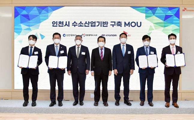 인천시 수소산업기반 구축 MOU 체결 기념사진. (왼쪽부터) 이재현 인천서구청장, 박남춘 인천광역시장, 정의선 현대차그룹 회장, 정세균 국무총리, 최태원 SK그룹 회장, 공영운 현대차 사장, 추형욱 SK E&S 사장ⓒ현대차그룹