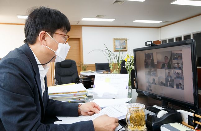 도규상 금융위 부위원장이 3일 서울 종로구 정부서울청사에서 기업금융 현황 및 리크스 요인 점검회의를 비대면 화상회의로 진행하고 있다.ⓒ금융위원회