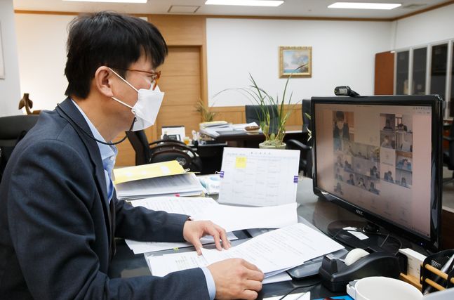 도규상 금융위 부위원장이 9일 서울 종로구 정부서울청사에서 금융리스크 대응반 회의를 비대면 화상회의로 진행하고 있다.ⓒ금융위원회