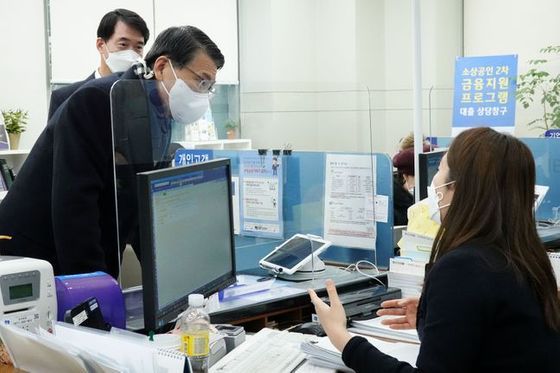 시중은행 영업점을 방문한 은성수 금융위원장(기사 내용과 관계 없음).ⓒ금융위원회