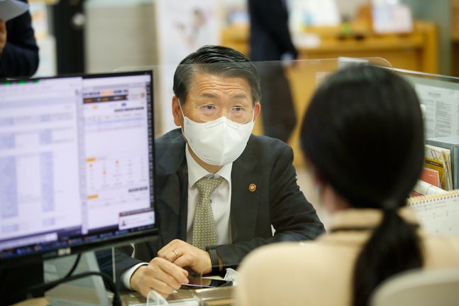 26일 서울 종로구에 위치한 KB국민은행 광화문종합금융센터를 방문한 은성수 금융위원장이 은행 직원에게 금융소비자보호법 관련 현황을 듣고 있다.ⓒ금융위원회