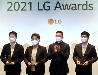 3월 30일 서울 마곡 LG사이언스파크에서 열린 'LG 어워즈(Awards)'에서 구광모 LG 대표가 일등LG상 수상자들과 기념 촬영하는 모습 ⓒLG