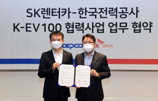 SK렌터카와 한국전력은 16일 서울 그랜드 워커힐 아카디아에서 'K-EV100 협력사업' 협약을 체결했다. (왼쪽부터)황일문 SK렌터카 대표이사, 이종환 한국전력 사업총괄부사장장 ⓒSK