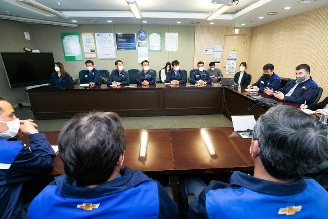 한국지엠 카허 카젬 사장이 21일, GM의 자동변속기를 생산하고 있는 충남 보령공장을 방문했다. 사진은 카허 카젬 한국지엠 사장이 보령공장 임직원들과 소통하는 모습.ⓒ한국지엠