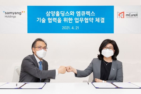 삼양홀딩스 조혜련 의약바이오연구소장(오른쪽)과 엠큐렉스 홍선우 대표(왼쪽)가 mRNA 코로나19 백신 개발 양해각서를 4월 21일 판교 삼양디스커버리센터에서 체결했다 ⓒ삼양홀딩스