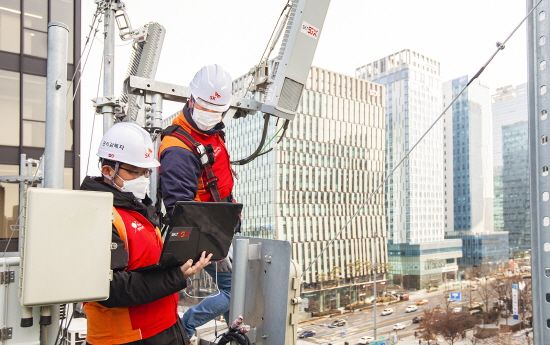 SK텔레콤은 3G와 LTE 장비 통합·업그레이드로 약 53%의 전력 사용량 절감 효과를 내는 '싱글랜 기술'을 통해 환경부로부터 국내 통신분야 최초로 온실가스 감축을 인정받았다.ⓒSK텔레콤