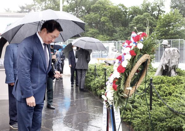 최태원 SK그룹 회장이 24일 미국 조지아 주 애틀랜타 소재 한국전 참전용사 기념비 앞에서 열린 '한국전 영웅 추모식'에 참석, 한국전에서 전사한 미군의 희생을 기리는 헌화 뒤 묵념하는 모습 ⓒ대한상의