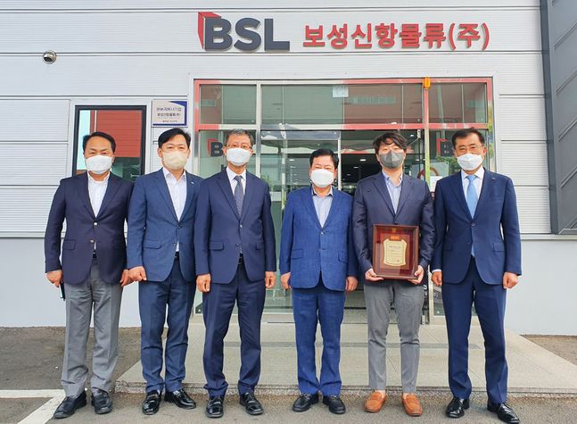 BNK경남은행 박태규 상무(사진 오른쪽 첫번째)가 보성신항물류 최성식 회장(사진 오른쪽 세번째)에게 인증패를 전달한 뒤 기념촬영 하고 있다. ⓒBNK경남은행