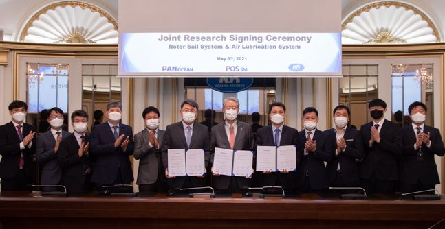 지난 6일 한국선급 본사에서 공동협약식을 체결하고 포스에스엠 김명수 대표이사(왼쪽에서 6번째) 와 한국선급, 팬오션 관계자 등이 기념사진을 촬영하고 있다.ⓒ한국선급