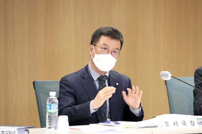 27일 서울시 중구 소재 한국은행에서 열린 경제전망 설명회에 참석한 김웅 조사국장이 기자들의 질문에 답변하고 있다.ⓒ한국은행