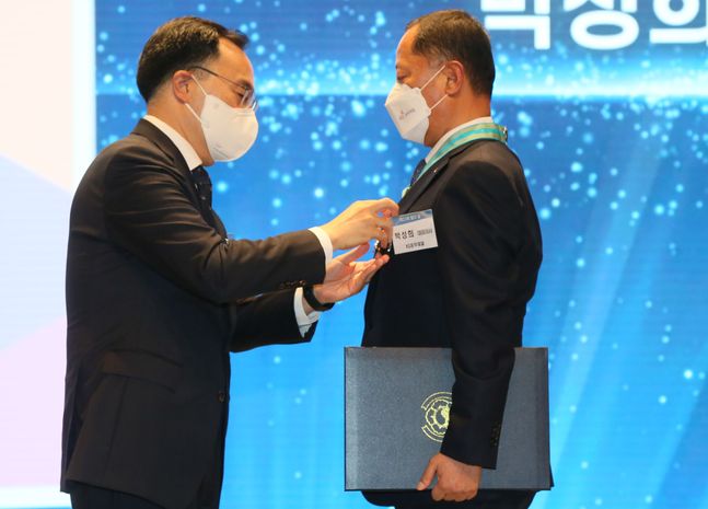 박성희 KG동부제철 대표가 9일 열린 제22회 철의날 행사에서 은탑산업훈장을 수상했다.ⓒKG동부제철