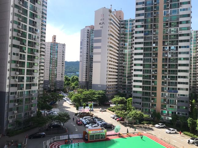 서울 강동구 선사현대아파트 내 리모델링 홍보관 뒤로 건설사들의 현수막이 보이고 있다. ⓒEBN