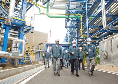 장희구 코오롱인더스트리 대표(앞줄 가운데)가 직원들과 함께 여수공장 석유수지 생산시설을 둘러보고 있다. ⓒ코오롱인더스트리