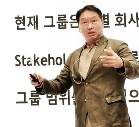 최태원 SK그룹 회장이 22일 경기 이천 SKMS연구소에서 열린 ‘2021 확대경영회의’에서 발언하는 모습 ⓒSK