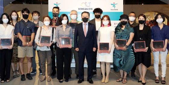 '코리안 아이(Korean Eye) 2020' 서울 전시회 시작에 앞서 박성호 하나은행장(사진 앞줄 왼쪽에서 다섯번째)이 전시회 참여 작가들과 함께 기념촬영을 하고 있다.ⓒ하나은행