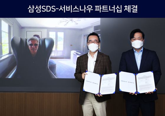 황성우 삼성SDS 대표(가운데)와 빌 맥더멋 서비스나우 CEO(왼쪽) 및 김규하 서비스나우 한국 대표가 29일 삼성SDS 잠실캠퍼스에서 클라우드 기반 디지털 트랜스포메이션 사업 확대를 위한 전략적 파트너십을 체결한 뒤 기념촬영을 하고 있다.ⓒ삼성SDS