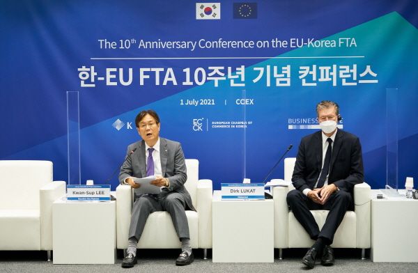 한국무역협회가 7월 1일 삼성동 코엑스에서 '한-EU FTA 10주년 기념 컨퍼런스'를 개최햇다. 무역협회 이관섭 부회장(좌), 주한유럽상공회의소 디어크 루캇(Dirk Lukat) 회장(우) ⓒ무역협회