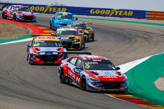 7월 10~11일 열린 ‘2021 WTCR’ 3라운드 스페인전에서 현대차 ‘엘란트라 N TCR(국내명 아반떼 N TCR)’이 질주하고 있는 모습ⓒ현대차