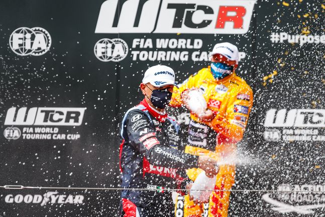 7월 10~11일 열린 ‘2021 WTCR’ 3라운드 스페인전 첫 번째 결승 레이스에서 우승을 차지한 BRC 현대 N 루크오일 스쿼드라 코르세팀의 가브리엘 타퀴니(Gabriele Tarquini) 선수가 세레모니를 하고 있는 모습ⓒ현대차