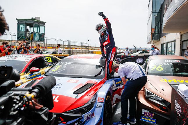 7월 10~11일 열린 ‘2021 WTCR’ 3라운드 스페인전 첫 번째 결승 레이스에서 우승을 차지한 BRC 현대 N 루크오일 스쿼드라 코르세팀의 가브리엘 타퀴니(Gabriele Tarquini) 선수가 세레모니를 하고 있는 모습ⓒ현대차