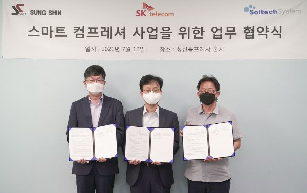 SK텔레콤은 성신콤프레샤 및 솔텍시스템과 함께 '스마트 컴프레셔 상용화 업무협약'을 체결했다. (사진 왼쪽부터) 솔텍시스템 문병선 대표, SKT 최낙훈 스마트 팩토리 CO장, 성신콤프레샤 김인기 기술이사 ⓒSK텔레콤