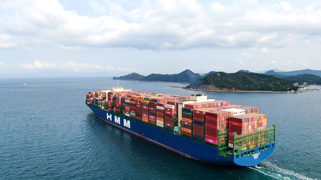 지난 3월 1만6000TEU급 컨테이너 1호선 'HMM 누리'호가 중국 옌톈에서 만선으로 출항하고 있다.ⓒHMM