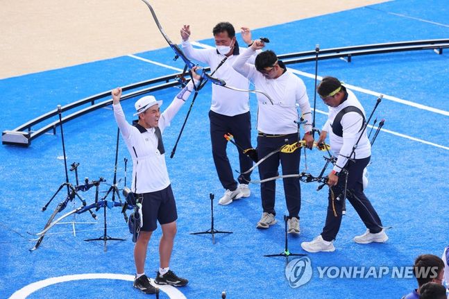 26일 일본 유메노시마 공원 양궁장에서 열린 도쿄올림픽 양궁 남자 단체전 결승에서 한국 대표팀이 대만을 꺾고 금메달을 획득했다.ⓒ연합뉴스