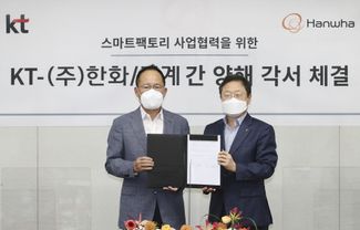 ㈜한화 옥경석 대표(우)와 KT 신수정 Enterprise부문장(좌)이 기념촬영 하는 모습 ⓒ