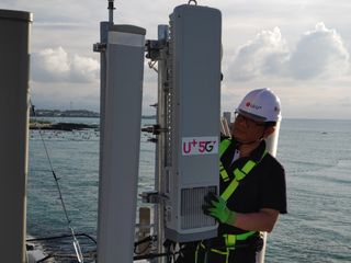 LG유플러스 직원이 제주도 해변에서 5G기지국을 점검하고 있다.ⓒLG유플러스