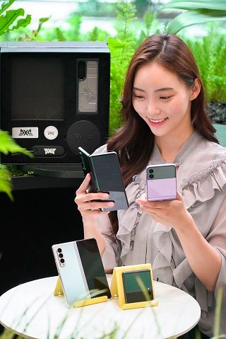 SK텔레콤 홍보모델이 T월드 매장에서 