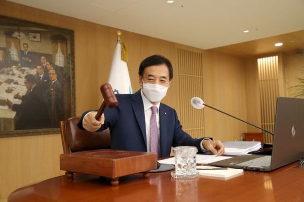 이주열 한국은행 총재가 8월 통화정책방향회의에서 기준금리 인상을 의결했다. 이날 금통위 결정에 따라 기준금리는 0.5%에서 0.25%p오른 0.75%이 된다. ⓒ한국은행