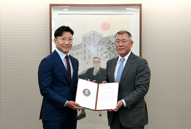 현대차그룹 정의선 회장(사진 우측)이 기부금 약정서에 서명한 뒤 고려중앙학원 김재호 이사장과 기념 사진을 촬영하고 있다.ⓒ현대차그룹