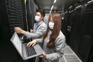 KT 직원들이 하이퍼스케일 AI 존이 구축된IDC 내에서 장비를 점검하고 있다.ⓒKT