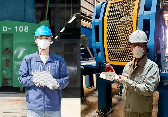 삼성전자 직원(왼쪽)이 폐수에서 추출한 무기슬러지를 들고 있다. 제철세라믹 직원이 폐수슬러지를 재활용해 만든 형석대체품을 들고 있다.ⓒ현대제철