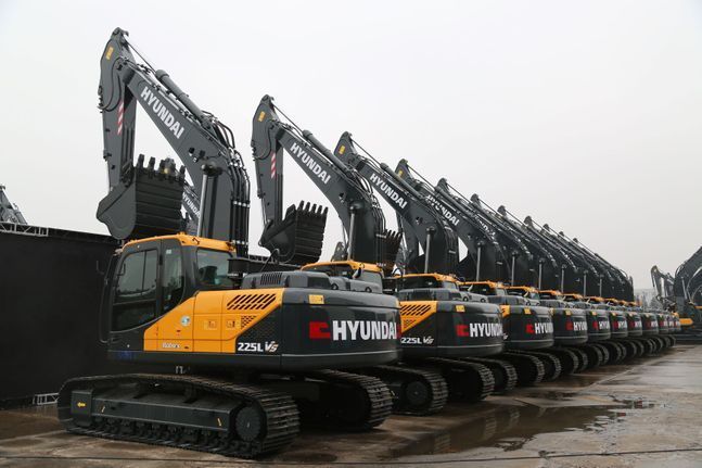 현대건설기계가 최근 중국에서 출시한 굴착기가 출하를 기다리고 있다.ⓒ현대건설기계