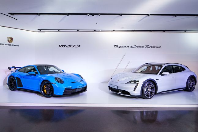 신형 911 GT3(사진 왼쪽)와 타이칸 크로스 투리스모ⓒ포르쉐코리아