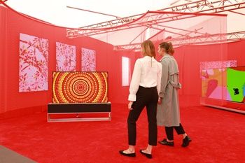 LG 갤러리를 찾은 관람객들이 롤러블 올레드 TV LG 시그니처 올레드 R로 데미안 허스트의 예술 작품을 감상하고 있다.ⓒLG전자