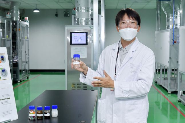 SK이노베이션 환경과학기술원Plastic CR(Chemical Recycle) Task박민규PL이폐플라스틱 열분해 단계별 유분 성상에 대해 설명하고 있다.ⓒSK지오센트릭