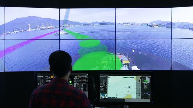 삼성중공업 선박해양연구센터 내 원격관제센터에서 자율운항 중인 선박에 장착된 고성능 카메라를 통해 주변 장애물을 확인하고 있다.ⓒ삼성중공업