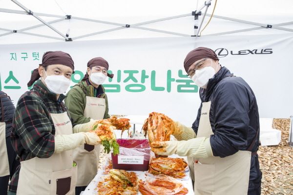 왼쪽부터 한국토요타자동차 나카하라 토시유키 상무, 김형준 이사, 타케무라 노부유키 사장ⓒ한국토요타자동차