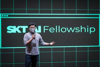 'SKT AI 펠로우십' 3기로 활동한 신관준 대구경북과학기술원 학생이 지난 22일 SK텔레콤 본사에서 연구 성과를 발표하고 있다.ⓒSK텔레콤