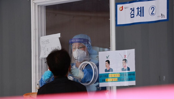 서울역 중구 코로나19 임시선별검사소에서 의료진이 검체를 채취하고 있다.ⓒ연합뉴스