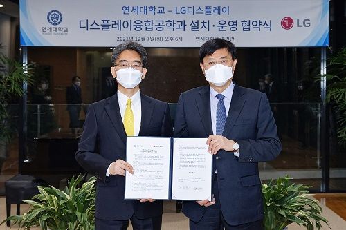 LG디스플레이 정호영 사장(사진 왼쪽)과 연세대학교 서승환 총장이 연세대학교 신촌캠퍼스에서 채용연계형 디스플레이 학과 설립에 관한 협약을 체결했다. ⓒLG디스플레이