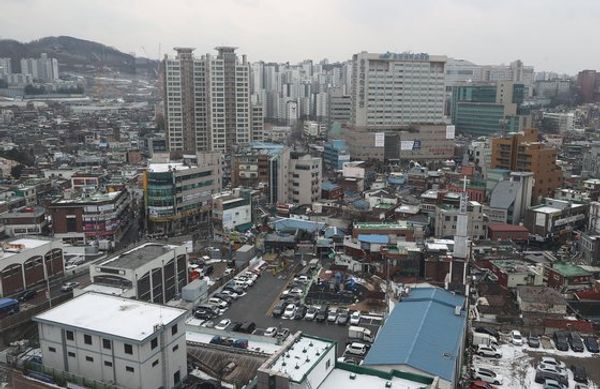 정부가 주택 공급 확대를 위해 공공재개발 사업 단지를 확대한다.ⓒ연합