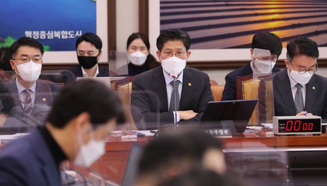 노형욱 국토교통부 장관이 4일 서울 여의도 국회에서 열린 국토교통위원회 전체회의에서 의원 질의에 답변하고 있다.ⓒ연합