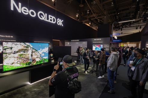 미국 라스베이거스의 컨벤션 센터, 삼성전자 전시관에서 참가자들이 'Neo QLED 8K' 제품을 살펴보고 있다.ⓒ삼성전자