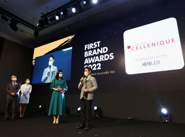코리아나 화장품 유학수 대표이사(오른쪽 첫번째)가 지난 13일 열린 ‘2022 대한민국 퍼스트브랜드 대상’에서 수상소감을 전하고 있다.ⓒ코리아나