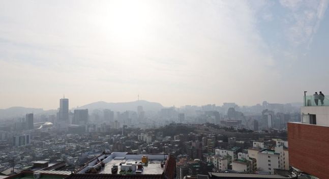 미세먼지 농도가 '나쁨' 수준을 보인 23일 오후 서울 시내가 뿌옇게 보이고 있다. ⓒ연합뉴스